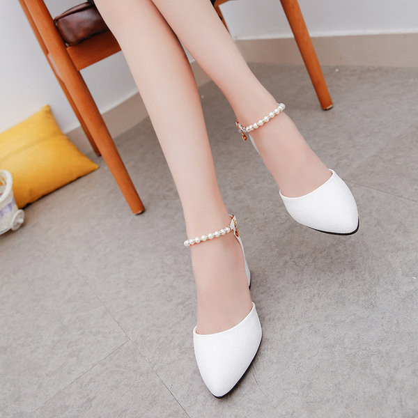 Elegantsete naiste kingade uus mudel, mis on valmistatud ökonahast, läikiva efektiga