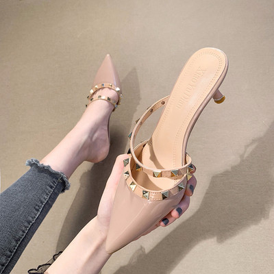 Naiste kunstnahast neetidega sussid