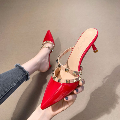 Naiste kunstnahast neetidega sussid