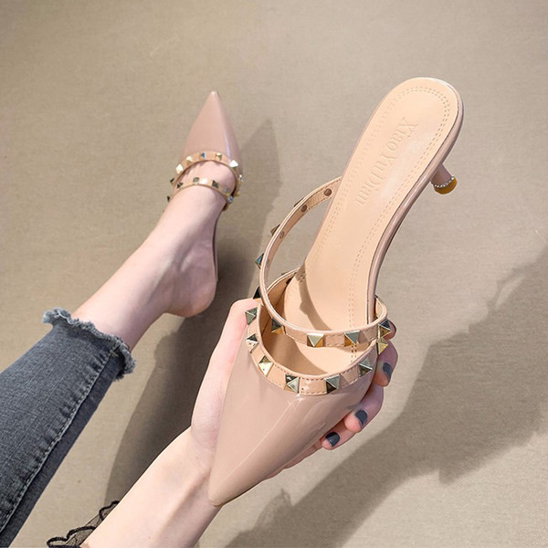 Naiste kunstnahast neetidega sussid