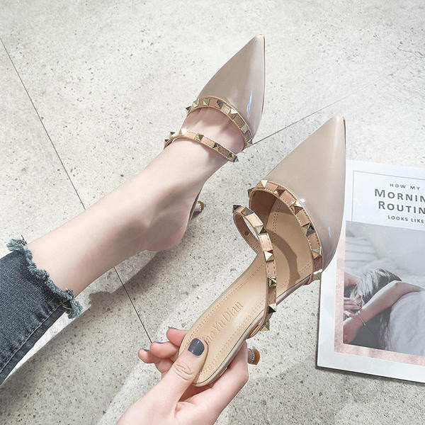 Naiste kunstnahast neetidega sussid