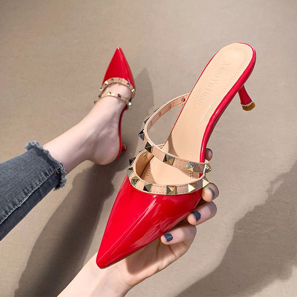 Naiste kunstnahast neetidega sussid