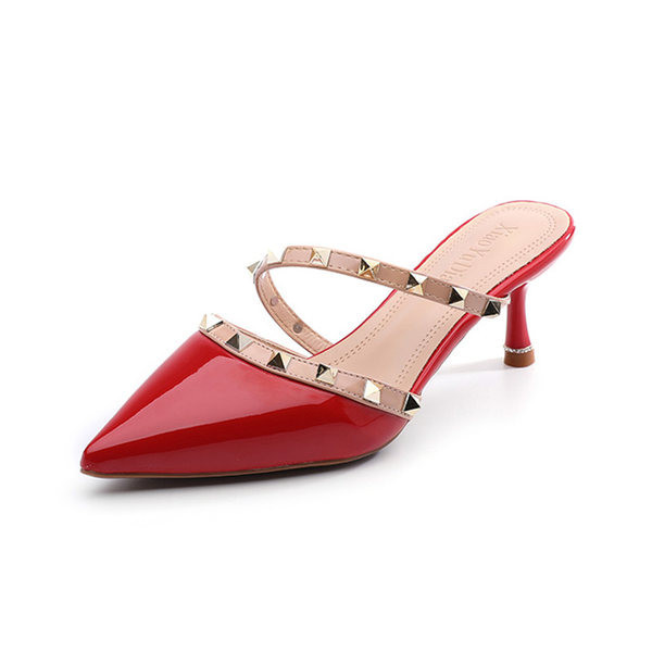 Naiste kunstnahast neetidega sussid