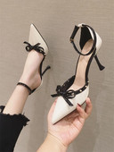 Γυναικεία μυτερά παπούτσια με μεταλλικά πούλια και κορδέλα - οικολογικό δέρμα