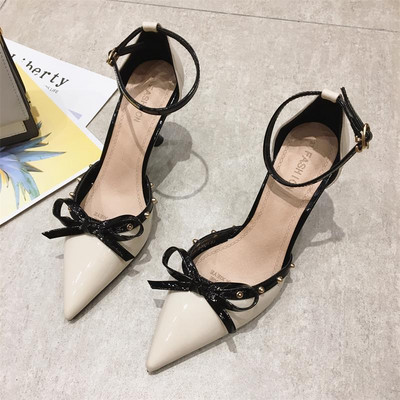 Γυναικεία μυτερά παπούτσια με μεταλλικά πούλια και κορδέλα - οικολογικό δέρμα