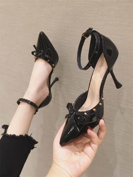 Γυναικεία μυτερά παπούτσια με μεταλλικά πούλια και κορδέλα - οικολογικό δέρμα