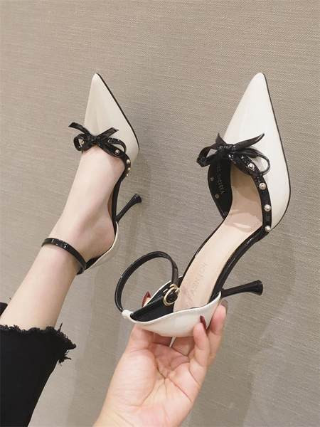 Γυναικεία μυτερά παπούτσια με μεταλλικά πούλια και κορδέλα - οικολογικό δέρμα