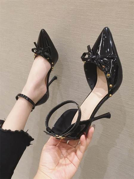 Γυναικεία μυτερά παπούτσια με μεταλλικά πούλια και κορδέλα - οικολογικό δέρμα