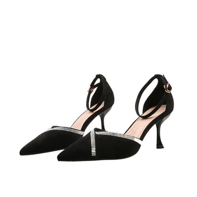 Μυτερό μοντέλο γυναικεία παπούτσια με διακοσμητικές πέτρες και λεπτό τακούνι