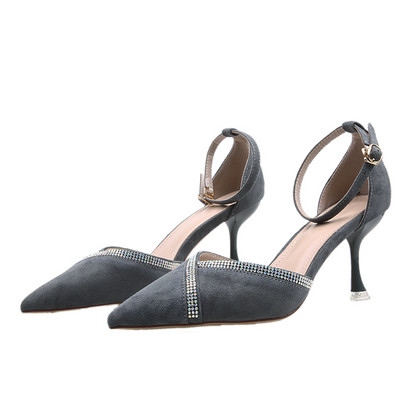 Μυτερό μοντέλο γυναικεία παπούτσια με διακοσμητικές πέτρες και λεπτό τακούνι
