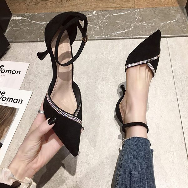 Μυτερό μοντέλο γυναικεία παπούτσια με διακοσμητικές πέτρες και λεπτό τακούνι