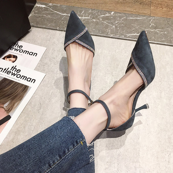 Μυτερό μοντέλο γυναικεία παπούτσια με διακοσμητικές πέτρες και λεπτό τακούνι