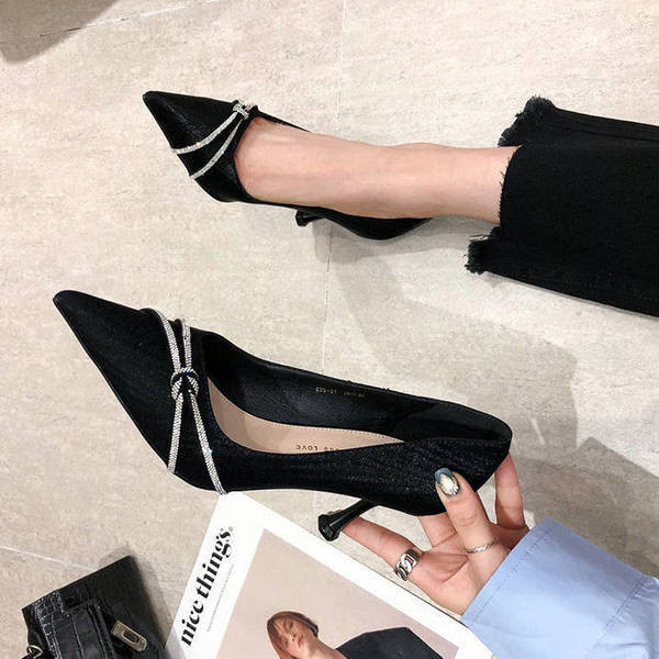 Κομψά γυναικεία ψηλοτάκουνα παπούτσια με διακοσμητικές πέτρες