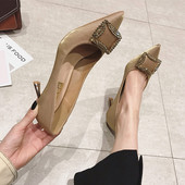 Γυναικεία ψηλοτάκουνα παπούτσια με μεταλλική διακόσμηση