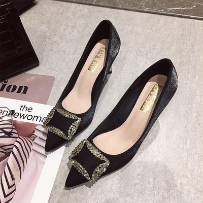 Γυναικεία ψηλοτάκουνα παπούτσια με μεταλλική διακόσμηση