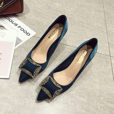 Γυναικεία ψηλοτάκουνα παπούτσια με μεταλλική διακόσμηση