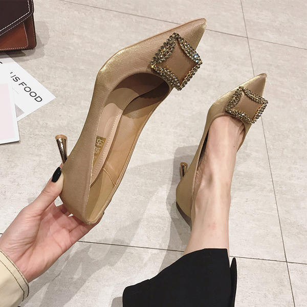 Γυναικεία ψηλοτάκουνα παπούτσια με μεταλλική διακόσμηση