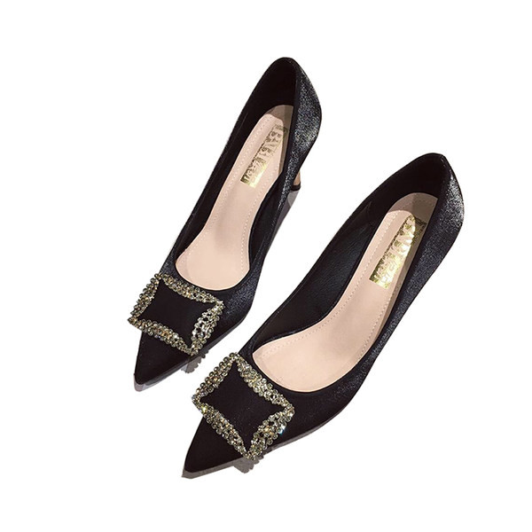 Γυναικεία ψηλοτάκουνα παπούτσια με μεταλλική διακόσμηση