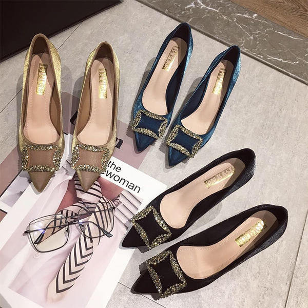 Γυναικεία ψηλοτάκουνα παπούτσια με μεταλλική διακόσμηση