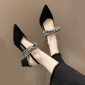 Γυναικεία παπούτσια σουέτ με ψηλά τακούνια και κορδέλα