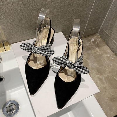 Γυναικεία παπούτσια σουέτ με ψηλά τακούνια και κορδέλα