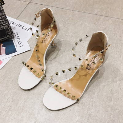 Γυναικεία σανδάλια με διαφανά λουράκια και μεταλλική διακόσμηση