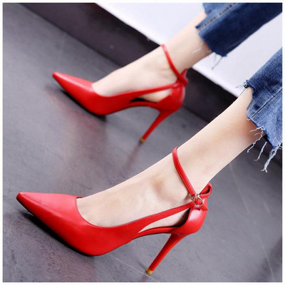 Γυναικεία ψηλοτάκουνα παπούτσια με μεταλλική στερέωση από οικολογικό δέρμα