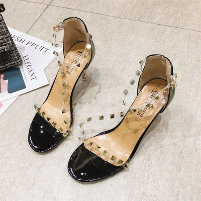 Μοντέρνα γυναικεία σανδάλια με μεταλλικά πούλια και τακούνι 7 cm