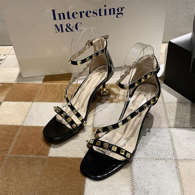 Νέο μοντέλο γυναικεία σανδάλια από οικολογικό δέρμα με μεταλλικά πούλια και τακούνι ύψους 6 cm