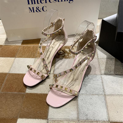 Νέο μοντέλο γυναικεία σανδάλια από οικολογικό δέρμα με μεταλλικά πούλια και τακούνι ύψους 6 cm