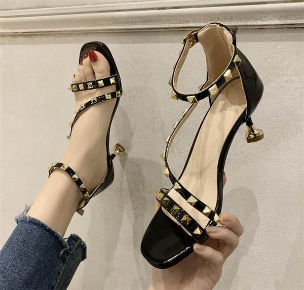 Νέο μοντέλο γυναικεία σανδάλια από οικολογικό δέρμα με μεταλλικά πούλια και τακούνι ύψους 6 cm