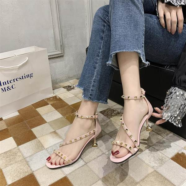 Νέο μοντέλο γυναικεία σανδάλια από οικολογικό δέρμα με μεταλλικά πούλια και τακούνι ύψους 6 cm