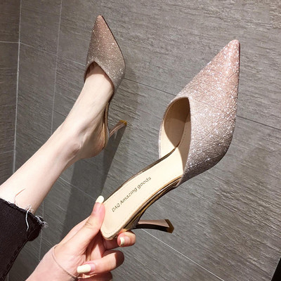 Kõrgete kontsadega ja läikivate elementidega naiste sussid