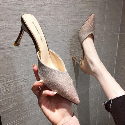 Kõrgete kontsadega ja läikivate elementidega naiste sussid