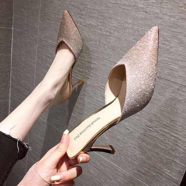 Kõrgete kontsadega ja läikivate elementidega naiste sussid