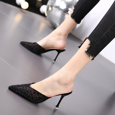 Dekoratiivkividega ja kõrge õhukese kontsaga naiste sussid