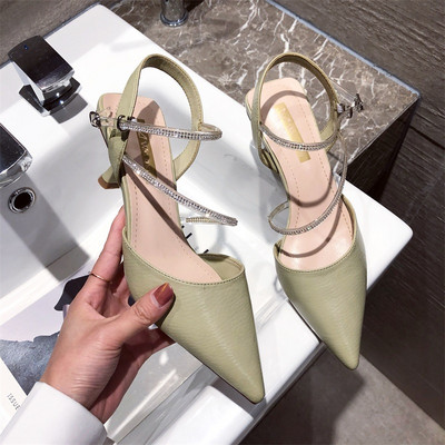 Μυτερόο μοντέλο γυναικείά υποδημάτα από οικολογικό δέρμα με  λουράκια από διακοσμητικές πέτρες