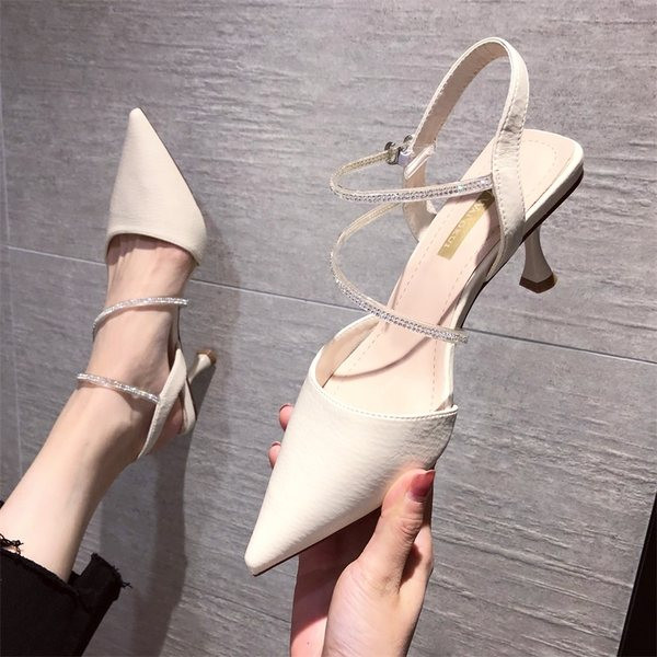 Μυτερόο μοντέλο γυναικείά υποδημάτα από οικολογικό δέρμα με  λουράκια από διακοσμητικές πέτρες