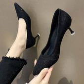 Γυναικεία παπούτσια με διακοσμητικές πέτρες και λεπτό τακούνι σε μαύρο χρώμα