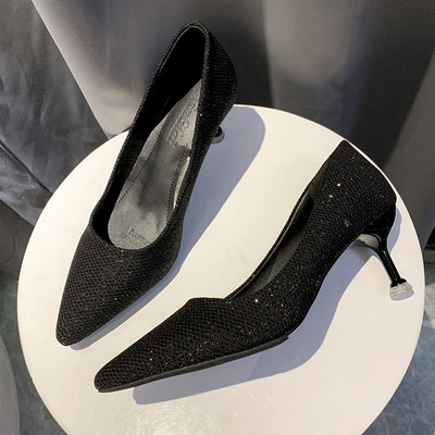 Γυναικεία παπούτσια με διακοσμητικές πέτρες και λεπτό τακούνι σε μαύρο χρώμα