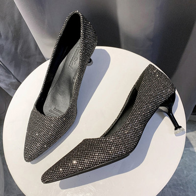 Γυναικεία παπούτσια με διακοσμητικές πέτρες και λεπτό τακούνι σε μαύρο χρώμα