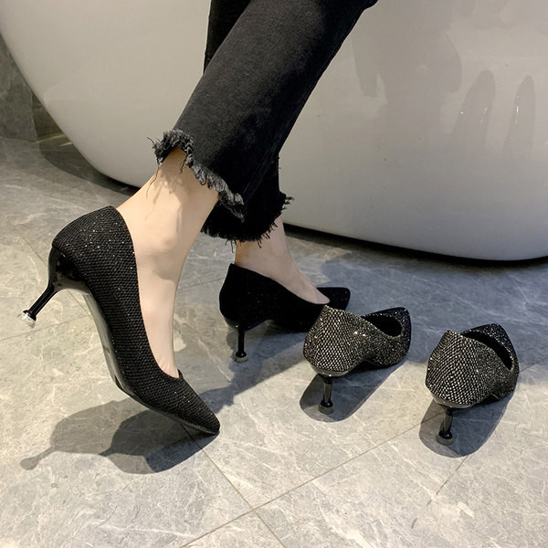 Γυναικεία παπούτσια με διακοσμητικές πέτρες και λεπτό τακούνι σε μαύρο χρώμα
