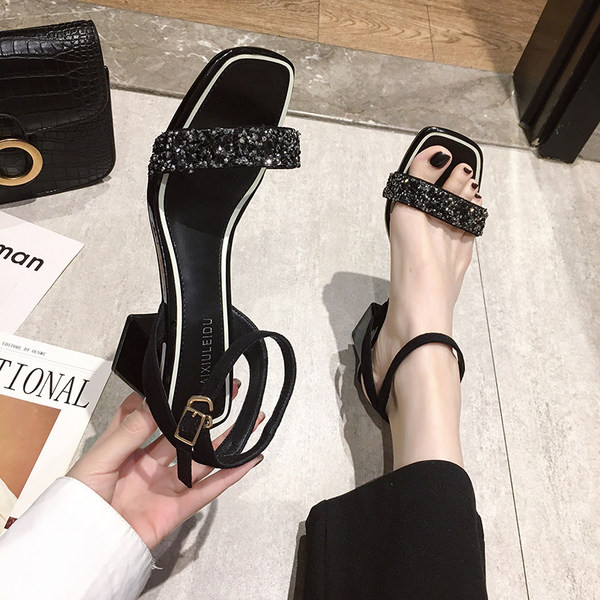 Νέο μοντέλο γυναικεία σανδάλια με διακοσμητικές πέτρες και τετράγωνο τακούνι 7 cm