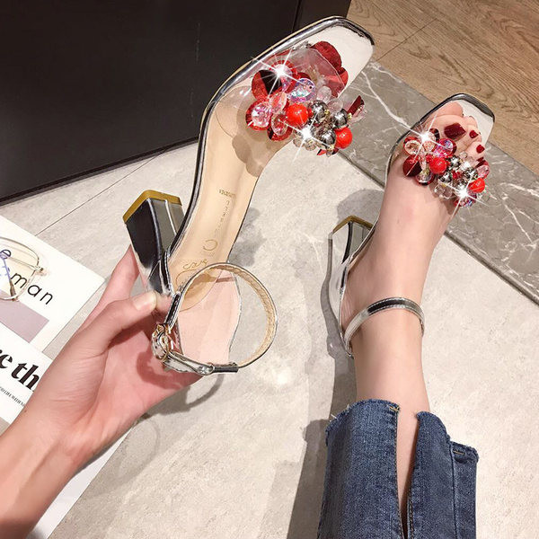 Σύγχρονα γυναικεία σανδάλια με τετράγωνο τακούνι και πέτρες