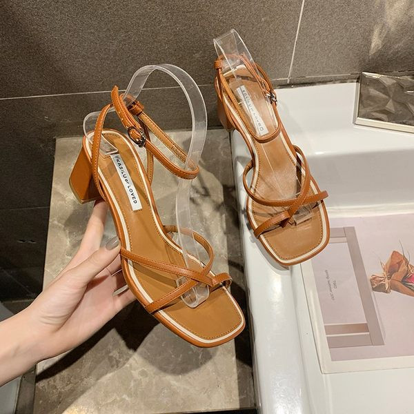 Γυναικεία σανδάλια με έκο δερμάτινα λουράκια και τακούνι πάχους 6 cm