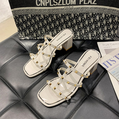 Mitmes värvitoonis neetidega naiste kõrge kontsaga sussid