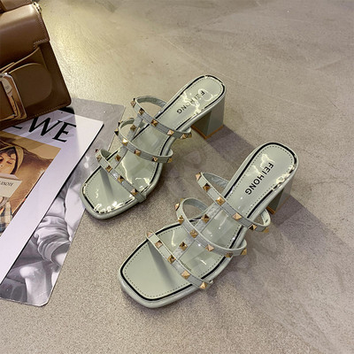 Mitmes värvitoonis neetidega naiste kõrge kontsaga sussid