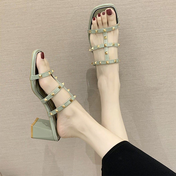 Mitmes värvitoonis neetidega naiste kõrge kontsaga sussid