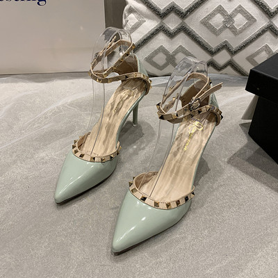 Νέο μοντέλο γυναικεία παπούτσια με μεταλλικά πούλια και τακούνι ύψους 8 cm