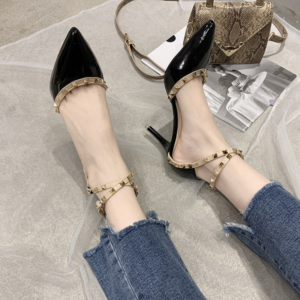 Νέο μοντέλο γυναικεία παπούτσια με μεταλλικά πούλια και τακούνι ύψους 8 cm